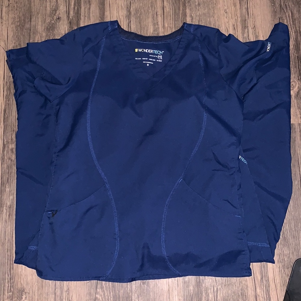 Wonder Wink Tech Women’s Scrub Set